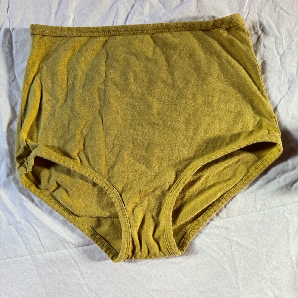 ARQ Green High Waist Shorts with Retro Cut and Comfortable Fabric